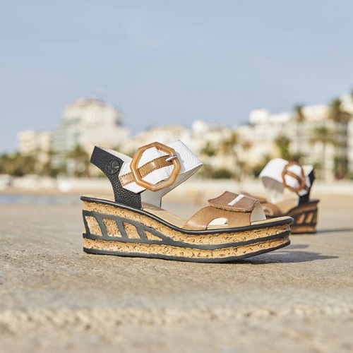 nu pieds et sandales